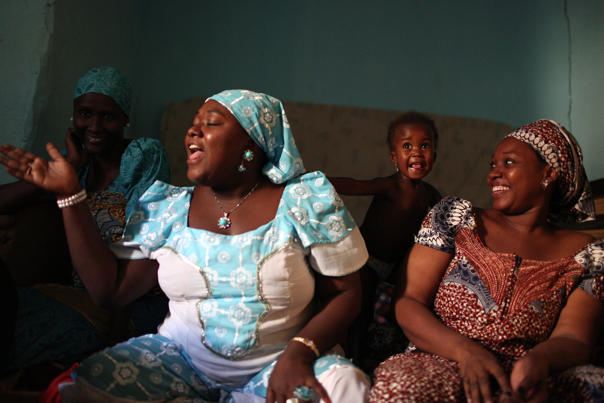 Wedding guests "gist," gossip.